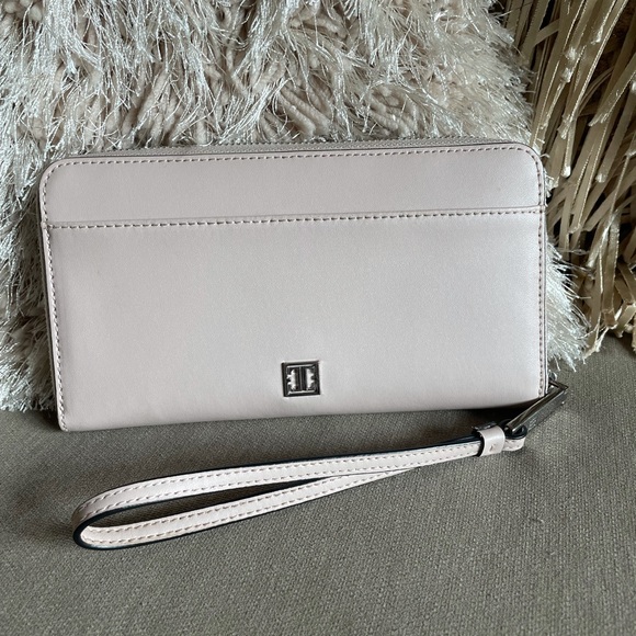 Soft Pink Clutch/Wristlet - Picture 1 of 3